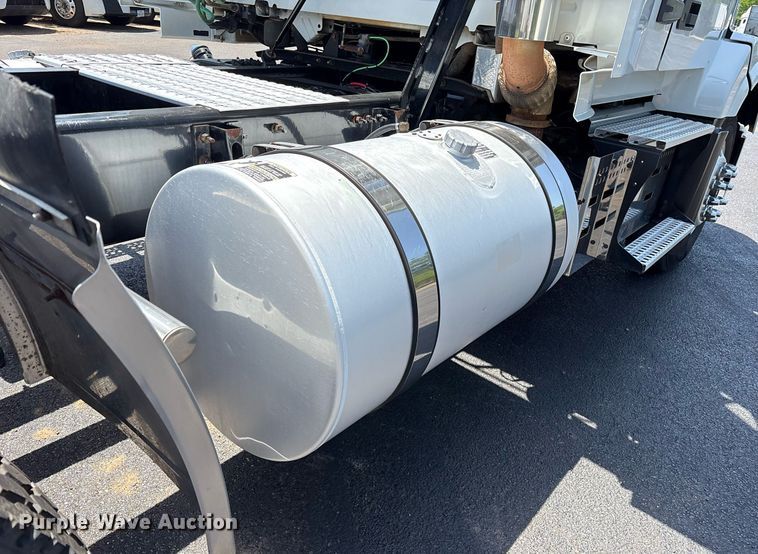 image for item DM1956 2018 Volvo VNL semi truck