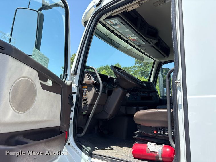 image for item DM1956 2018 Volvo VNL semi truck