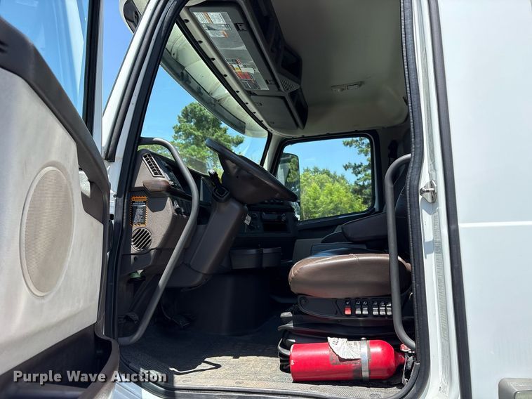 image for item DM1956 2018 Volvo VNL semi truck