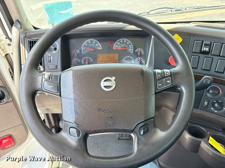 image for item DM1956 2018 Volvo VNL semi truck