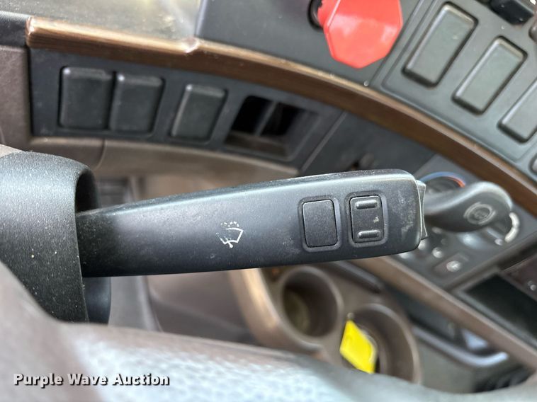 image for item DM1956 2018 Volvo VNL semi truck