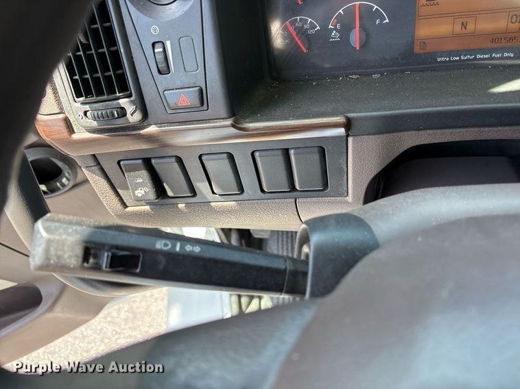 image for item DM1956 2018 Volvo VNL semi truck