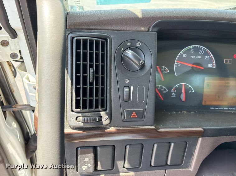 image for item DM1956 2018 Volvo VNL semi truck