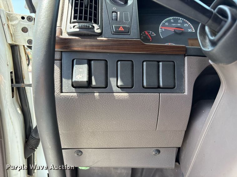 image for item DM1956 2018 Volvo VNL semi truck