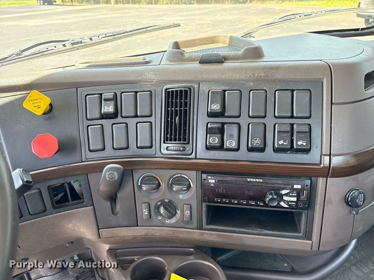 image for item DM1956 2018 Volvo VNL semi truck