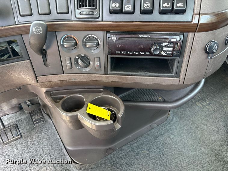 image for item DM1956 2018 Volvo VNL semi truck