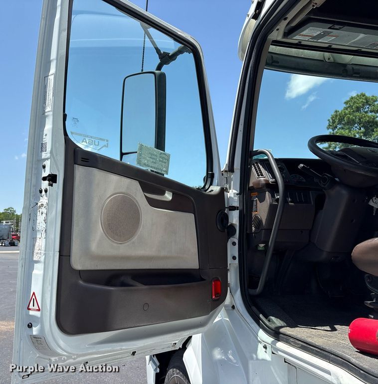 image for item DM1956 2018 Volvo VNL semi truck