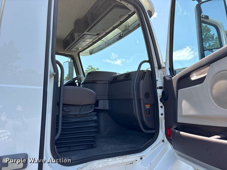 image for item DM1956 2018 Volvo VNL semi truck