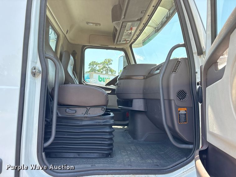 image for item DM1956 2018 Volvo VNL semi truck