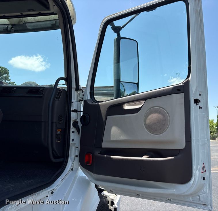 image for item DM1956 2018 Volvo VNL semi truck