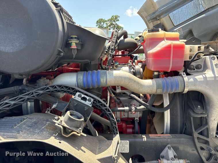 image for item DM1956 2018 Volvo VNL semi truck