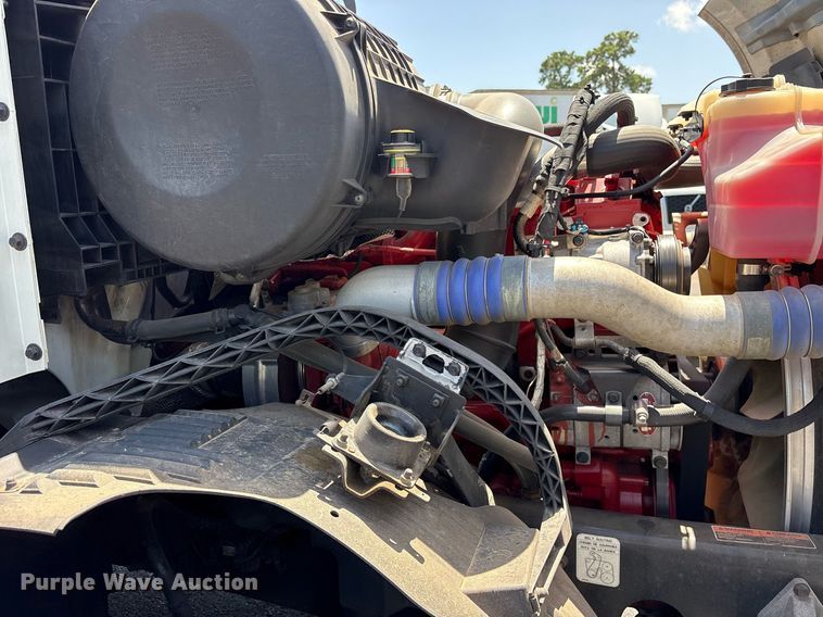 image for item DM1956 2018 Volvo VNL semi truck