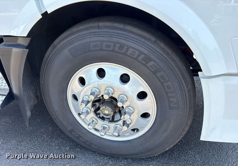 image for item DM1956 2018 Volvo VNL semi truck