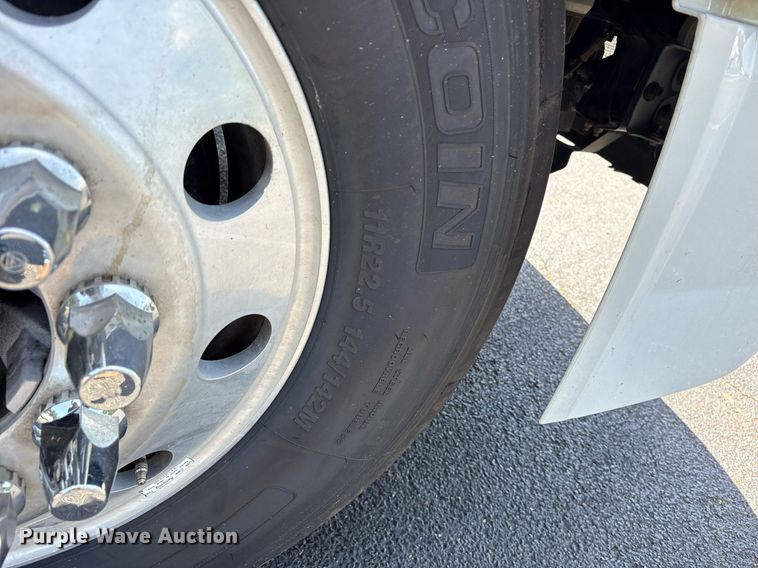 image for item DM1956 2018 Volvo VNL semi truck