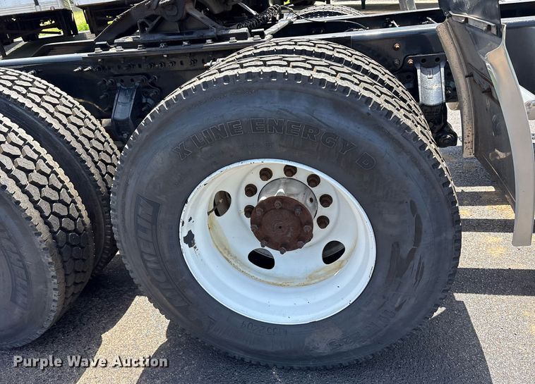 image for item DM1956 2018 Volvo VNL semi truck