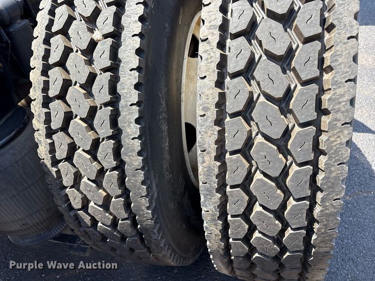 image for item DM1956 2018 Volvo VNL semi truck