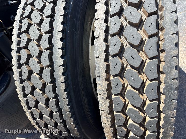 image for item DM1956 2018 Volvo VNL semi truck