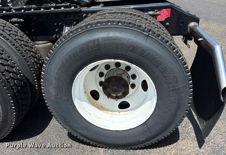 image for item DM1956 2018 Volvo VNL semi truck