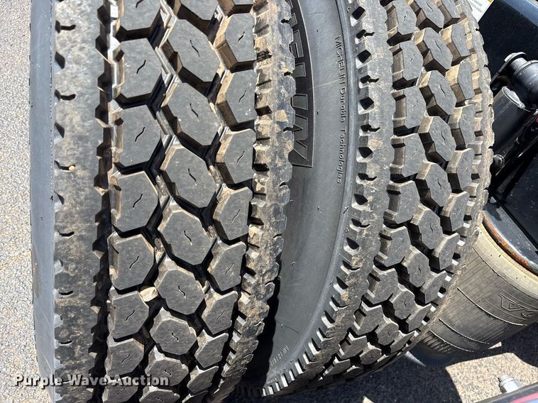 image for item DM1956 2018 Volvo VNL semi truck