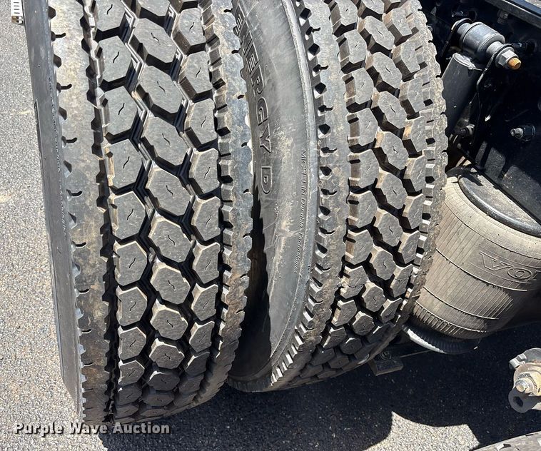 image for item DM1956 2018 Volvo VNL semi truck