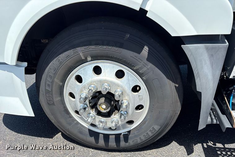 image for item DM1956 2018 Volvo VNL semi truck