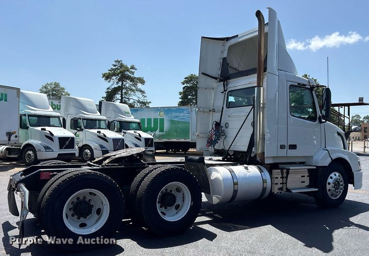 image for item DM1957 2018 Volvo VNL semi truck