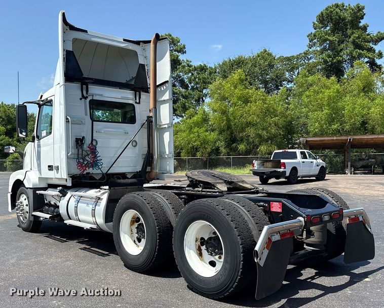 image for item DM1957 2018 Volvo VNL semi truck