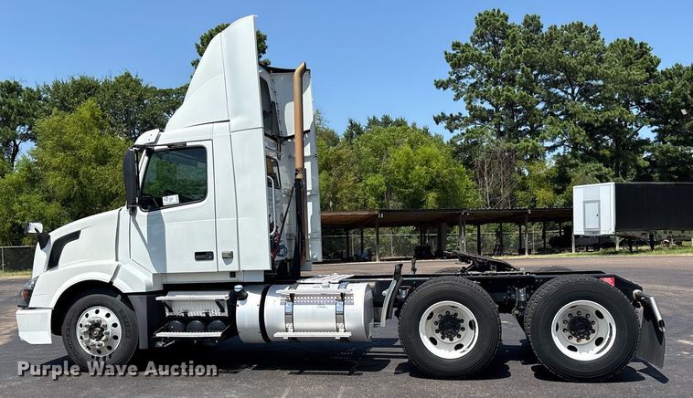 image for item DM1957 2018 Volvo VNL semi truck
