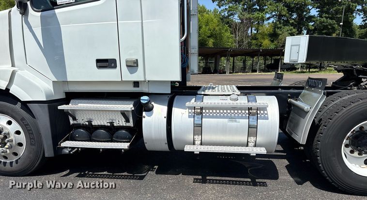 image for item DM1957 2018 Volvo VNL semi truck