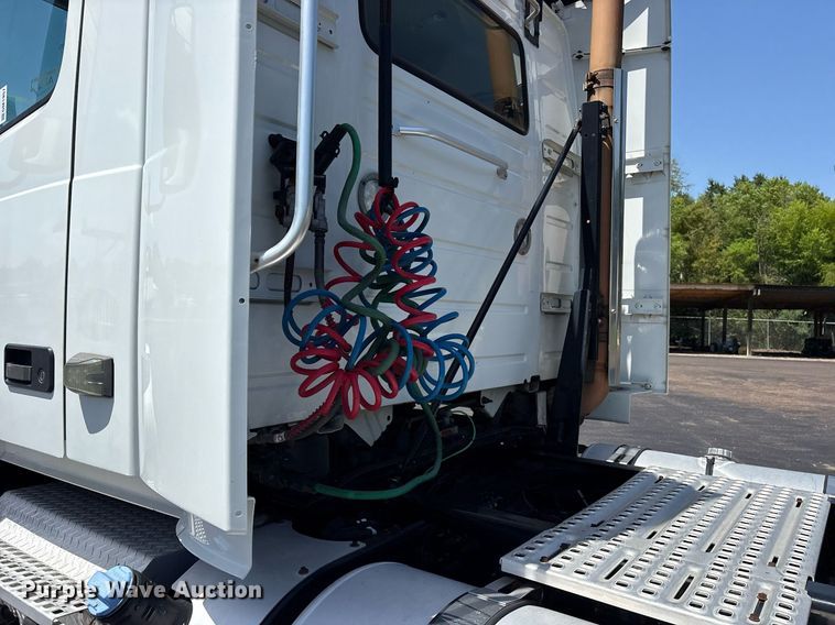 image for item DM1957 2018 Volvo VNL semi truck