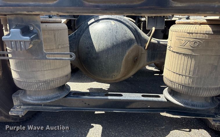 image for item DM1957 2018 Volvo VNL semi truck