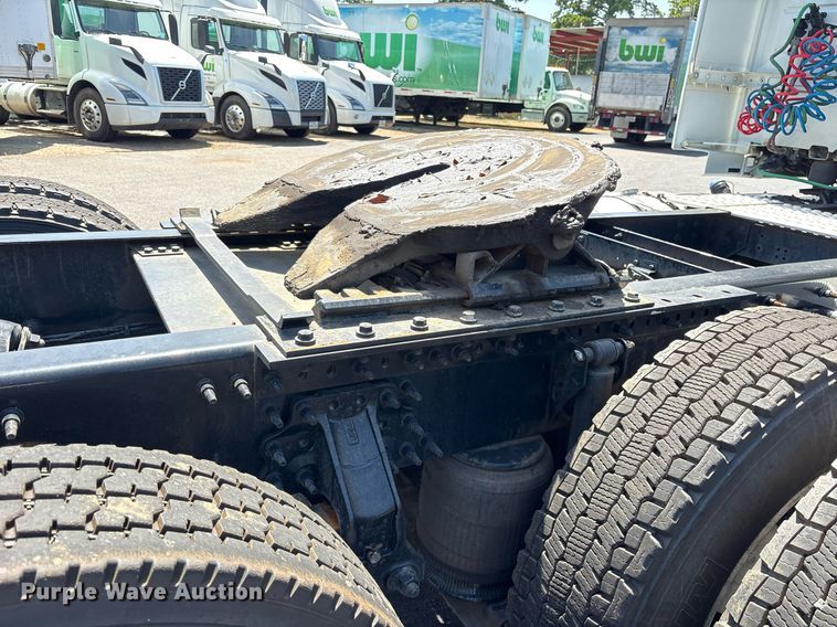 image for item DM1957 2018 Volvo VNL semi truck