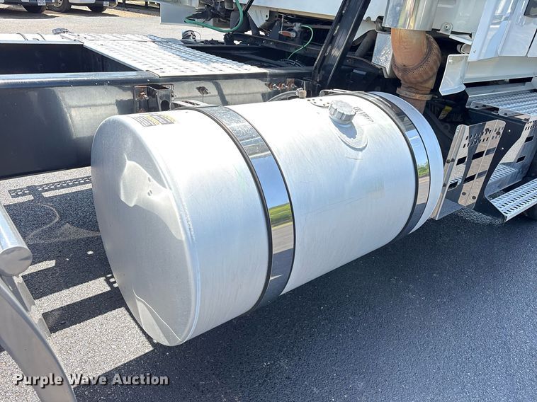 image for item DM1957 2018 Volvo VNL semi truck