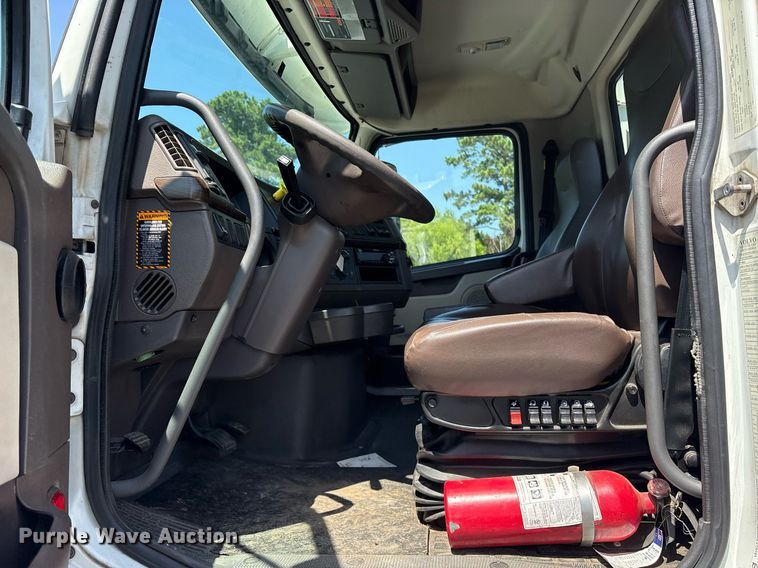 image for item DM1957 2018 Volvo VNL semi truck