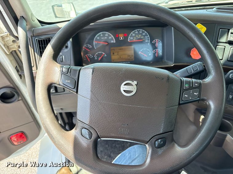 image for item DM1957 2018 Volvo VNL semi truck