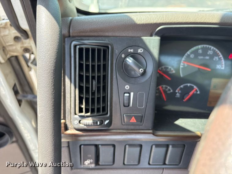 image for item DM1957 2018 Volvo VNL semi truck