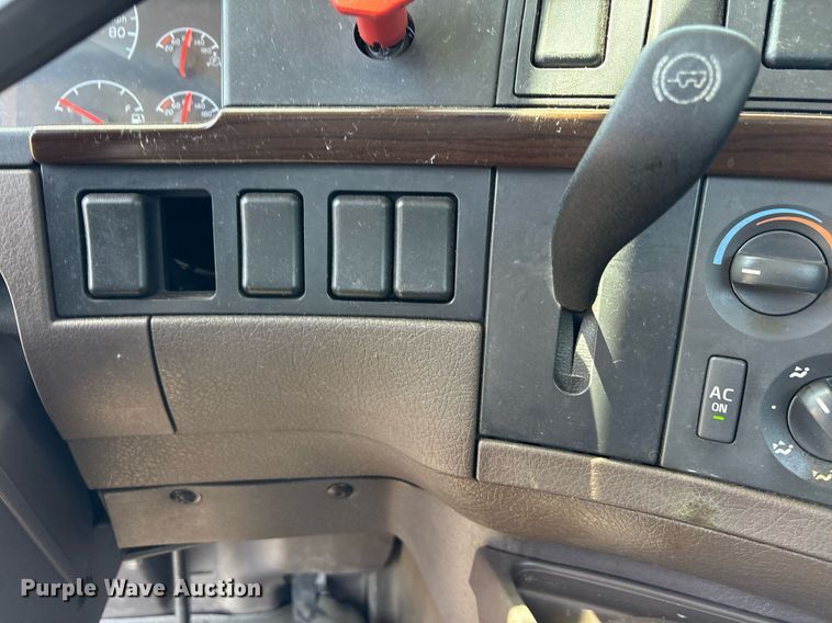 image for item DM1957 2018 Volvo VNL semi truck