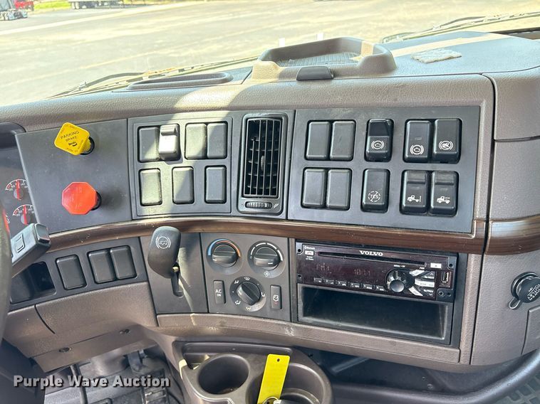 image for item DM1957 2018 Volvo VNL semi truck