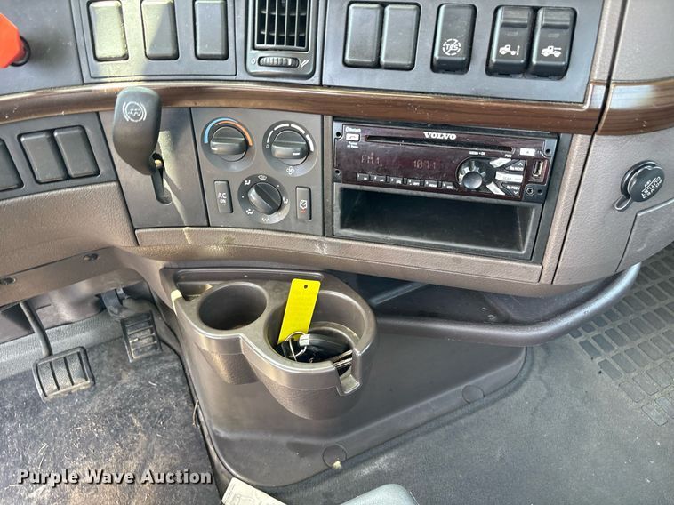 image for item DM1957 2018 Volvo VNL semi truck