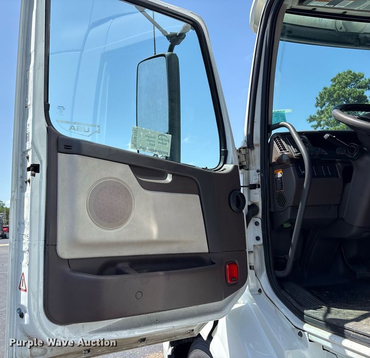 image for item DM1957 2018 Volvo VNL semi truck