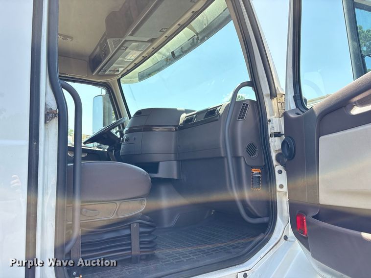 image for item DM1957 2018 Volvo VNL semi truck