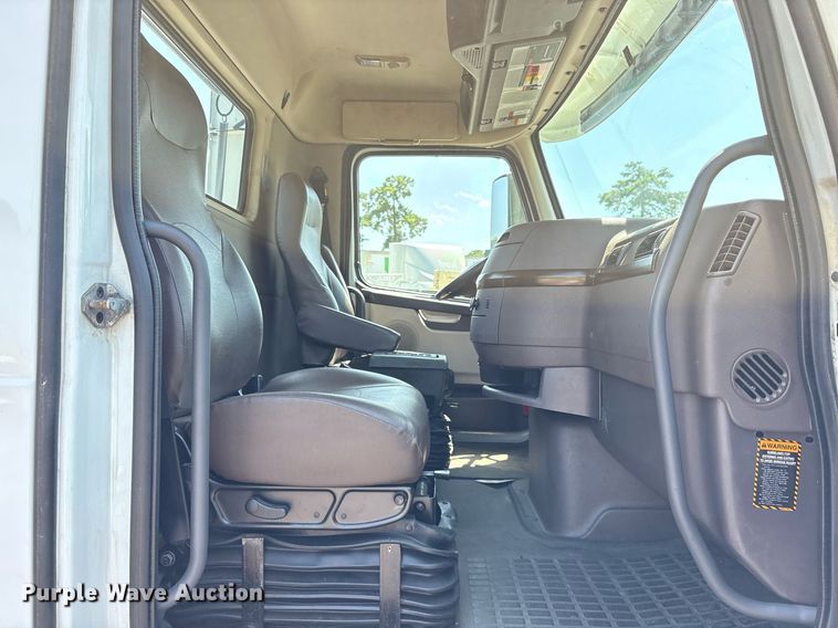 image for item DM1957 2018 Volvo VNL semi truck