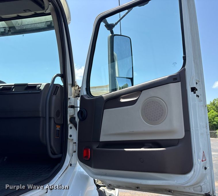 image for item DM1957 2018 Volvo VNL semi truck