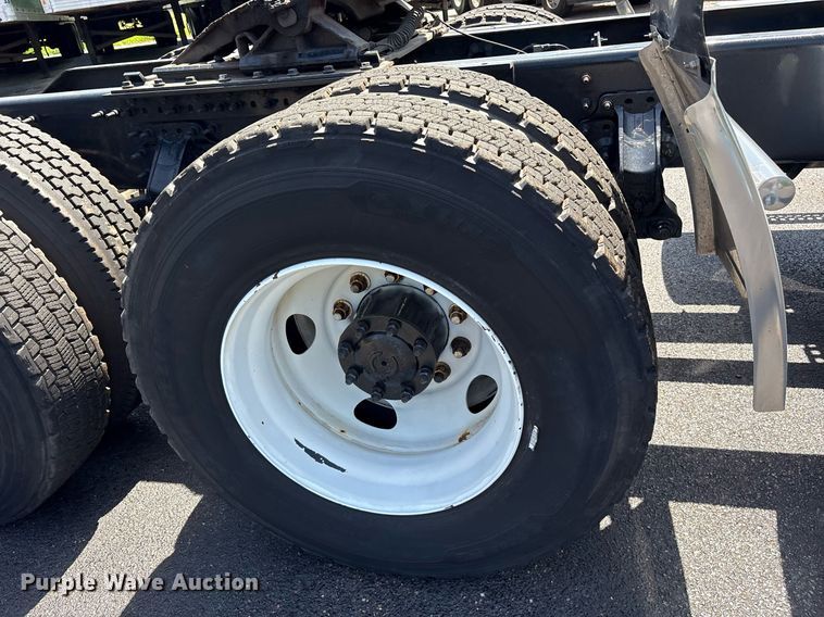 image for item DM1957 2018 Volvo VNL semi truck