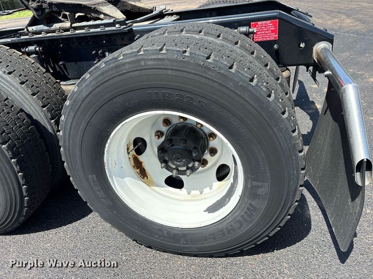 image for item DM1957 2018 Volvo VNL semi truck