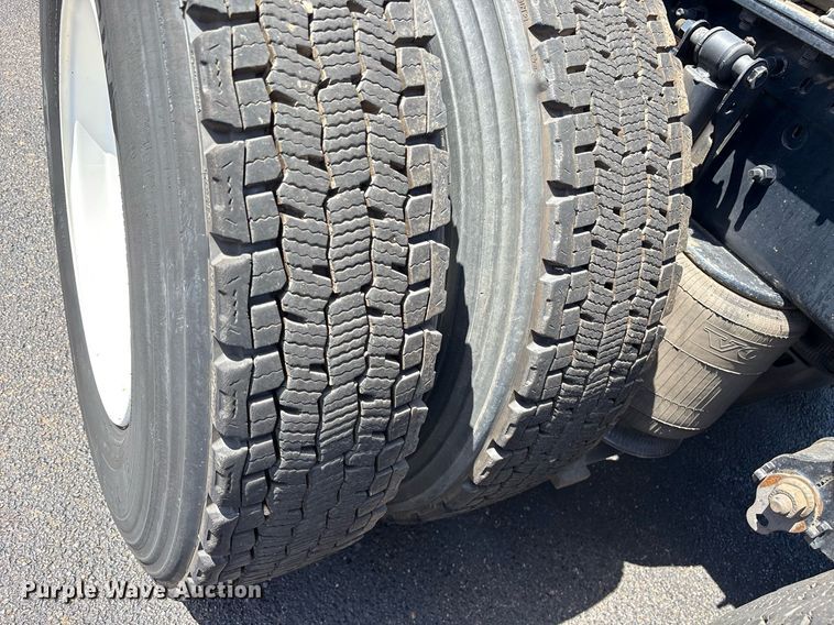 image for item DM1957 2018 Volvo VNL semi truck