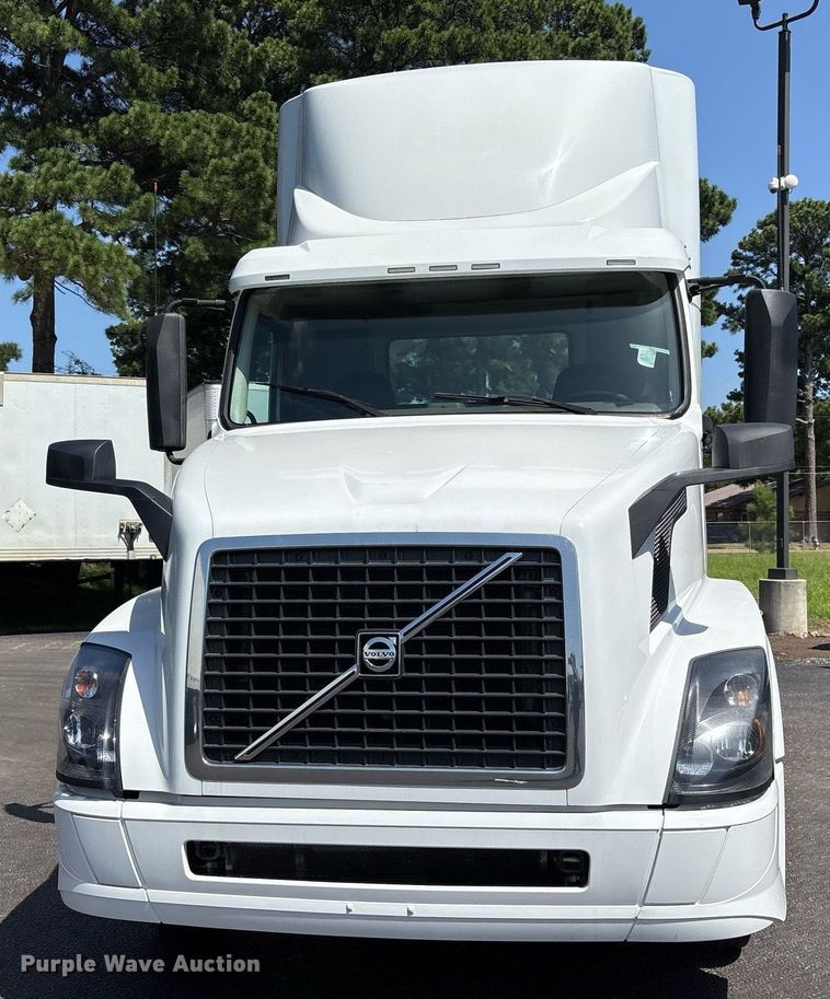 image for item DM1958 2018 Volvo VNL semi truck