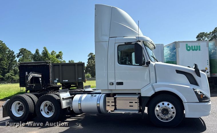 image for item DM1958 2018 Volvo VNL semi truck