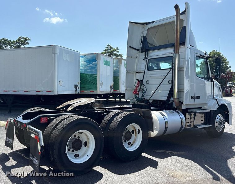 image for item DM1958 2018 Volvo VNL semi truck
