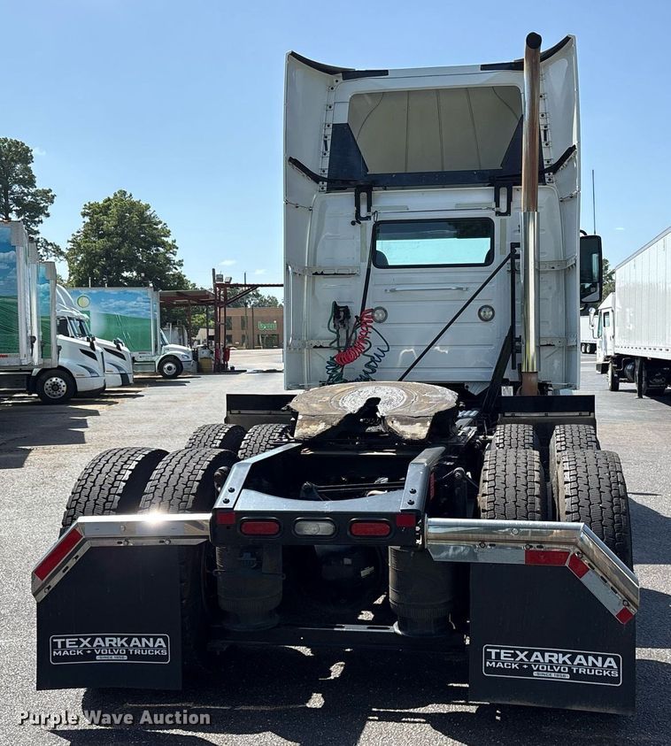 image for item DM1958 2018 Volvo VNL semi truck